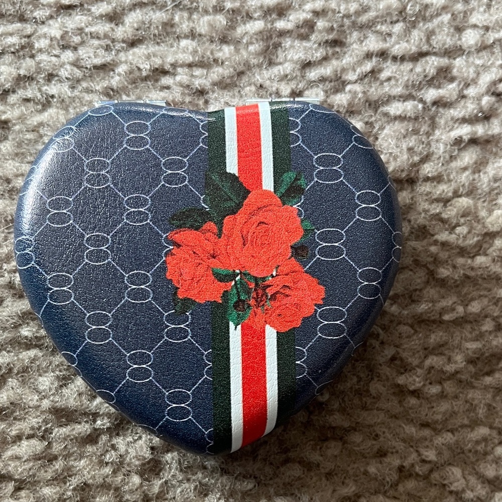 2-1 Heart-Shaped Floral Patterned Mirror and Magnifying Glass